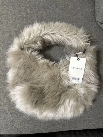 LE VERNIS 라이트 그레이 퍼 핸드백