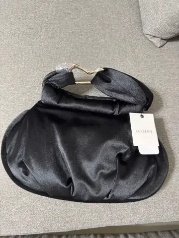 LE VERNIS 블랙 핸드백 택 포함