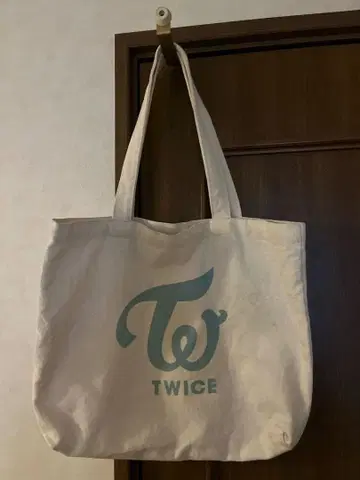 TWICE 로고 크림색 토트백