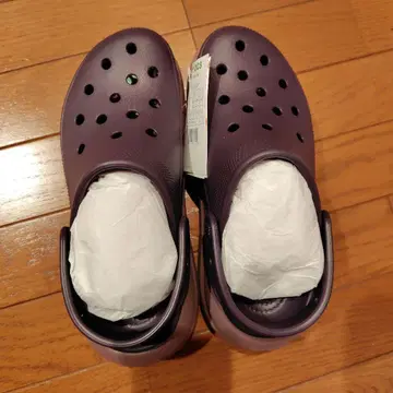 보라색 crocs 샌들