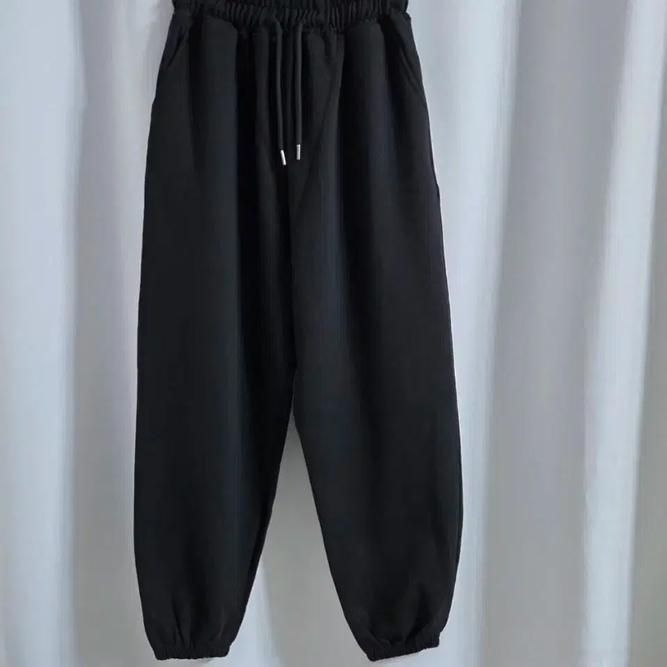 New banded jogger pants that don&#x27;t deform even when put in the dryer (unisex)