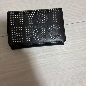 스터드 장식 블랙 3단 폴더형 지갑