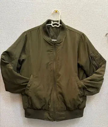 올리브 ( 카키색 ) 색 점퍼