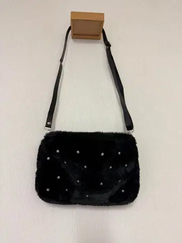블랙 퍼 숄더백 펄 장식 포함 2way 복조리 포함