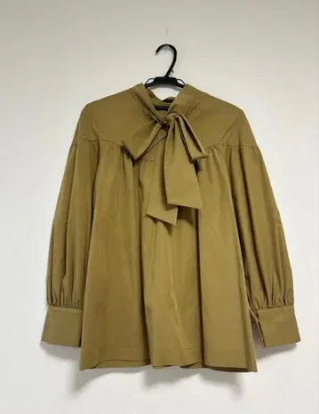 택 포함 새상품 애로우즈 그린라벨 베이지 리본 보타이 블라우스