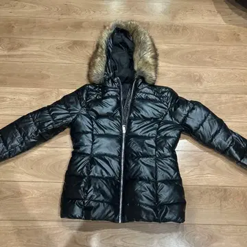 후드 부착 블랙 다운 자켓