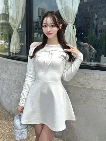 데콜테 시어 컷 미니 원피스 다리치