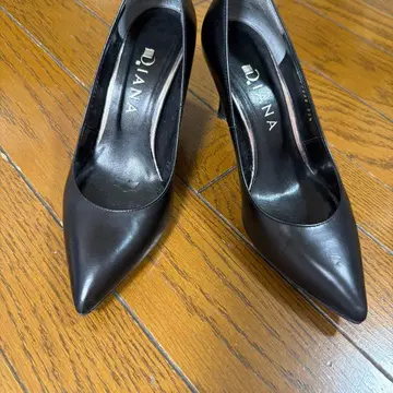 DIANA 블랙 스틸레토 하이힐