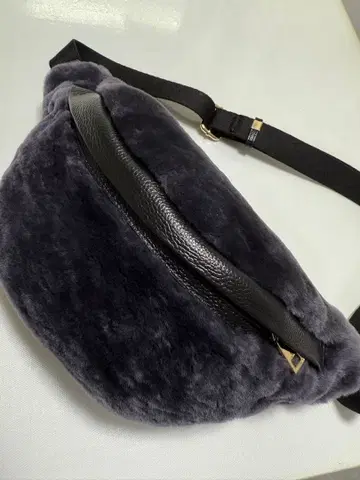 무스탕 양 가죽 바디백 그레이