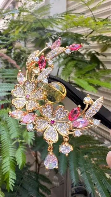 엘레강트한 꽃 디자인의 브로치