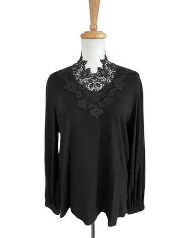 택 포함 새상품 크리스세린 레이스가 아름다운 블랙 블라우스 빅 사이즈