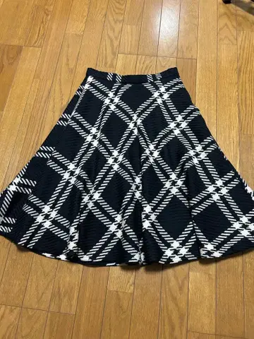 STRAWBERRY-FIELDS 체크 무늬 플레어 스커트