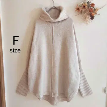 여성용 베이지 하이넥 오버 사이즈 긴팔 니트 F 사이즈