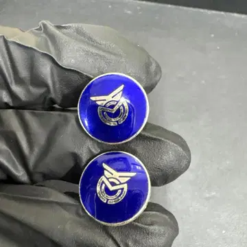 파란 로고 디자인의 커프스 링크스