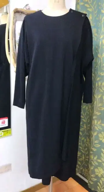 블랙 긴팔 원피스 버튼 포함