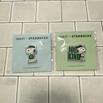 스벅 PEANUTS 스누피 핀 배지 2개 세트 (블루, 그린)