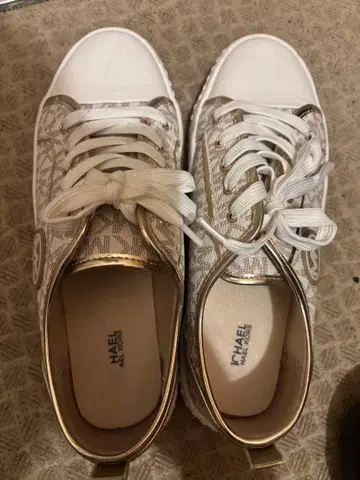 마이클 코어스 화이트 골드 스니커즈