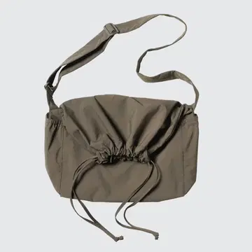 새상품 UNIQLO U 드로우 스트링 숄더백 올리브 가방 유니클로