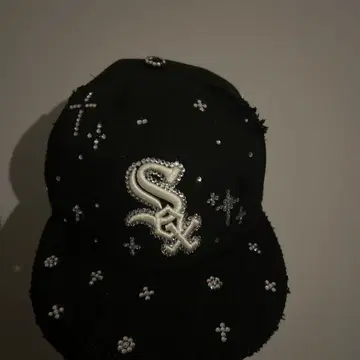 비쥬가 달린 블랙 야구 모자