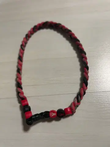 빨간색과 블랙의 뜨개질 목걸이