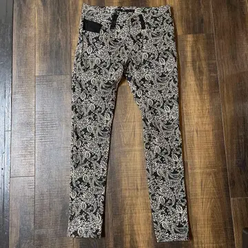 멋지고 사용하기 쉬운 NO ID. 페이즐리 무늬 스키니 팬츠
