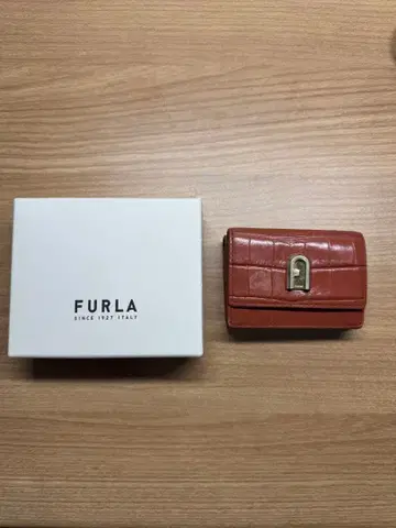 FURLA 오렌지 악어 엠보싱 3단 폴더형 지갑