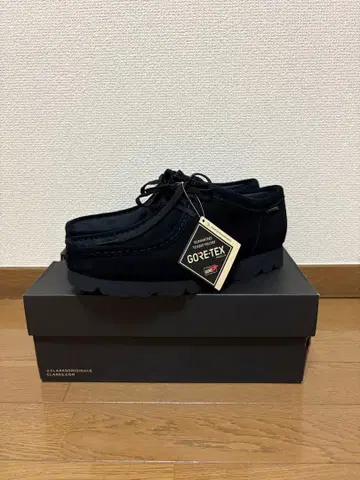 미사용 새상품 Clarks Wallabee GTX 블랙 7G (41)