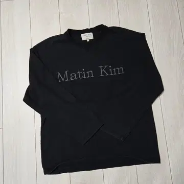 마뗑킴 블랙 V넥 티셔츠