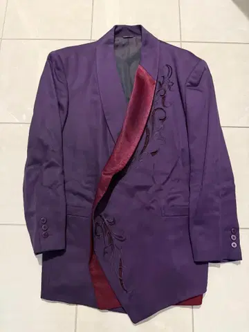 수트 코니시 요시유키