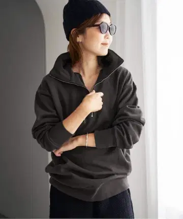 plage 별주 CALUX 캐릭터스 하프 지퍼 풀오버 맨투맨