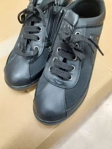 지퍼 달린 블랙스 스니커즈 통굽 23cm EEE