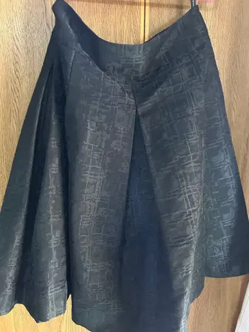 블랙 플레어 스커트 무릎 기장