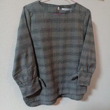 그레이 계열 체크 무늬 소매 리본 블라우스