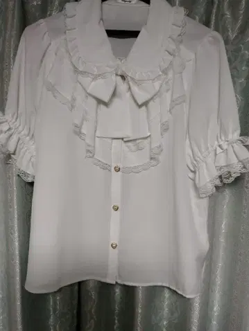 프릴 달린 보타이 셔츠 화이트 LL 고스로리