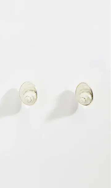 화이트 소용돌이 디자인 귀걸이