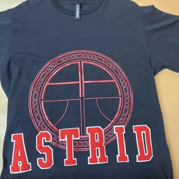 ASTRID ANDERSEN 블랙 T셔츠