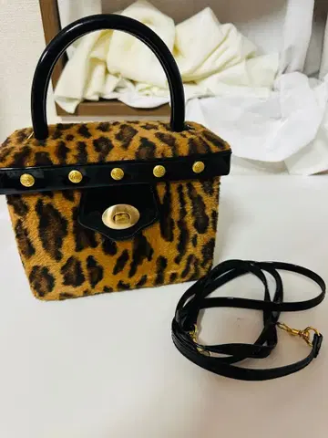 레오파드 무늬 퍼 핸드백