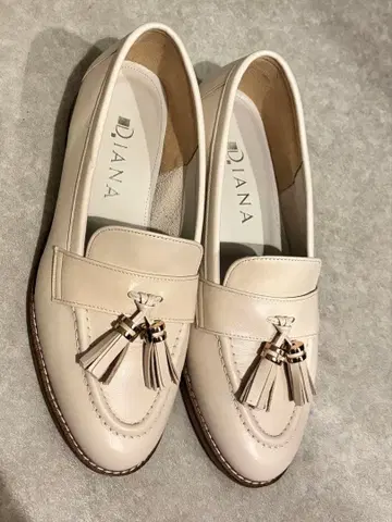 D.IANA 태슬 장식 화이트 로퍼