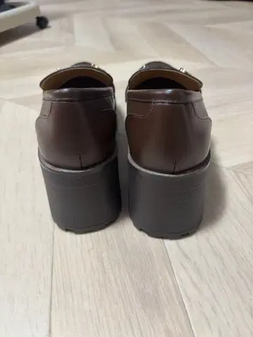 브라운 통굽 로퍼 금장 장식 포함