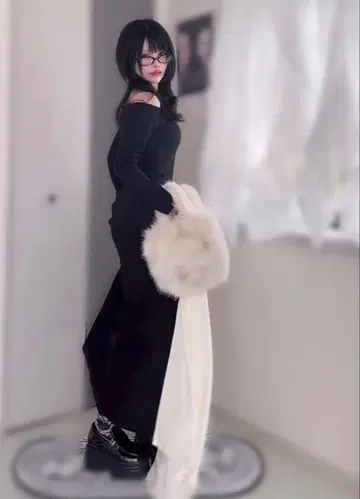 비대칭 오프숄더 플레어 원피스 블랙/화이트