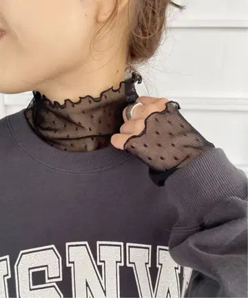 스픽 앤 스팬 도트 튤 하이넥 풀오버