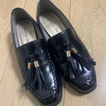 태슬 장식 블랙 로퍼