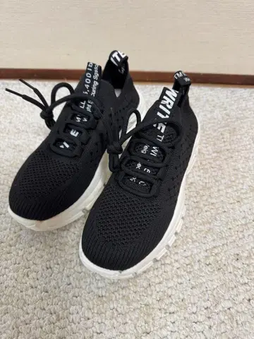 블랙 니트 스니커즈 23.5cm