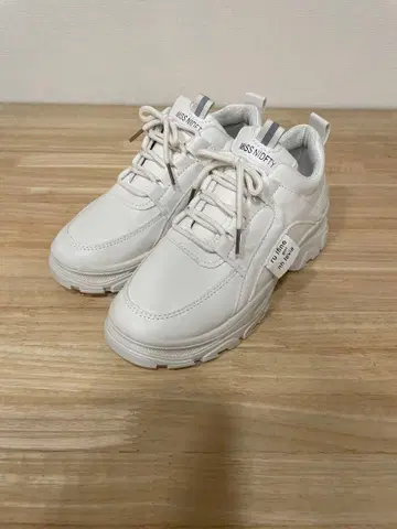 화이트 스니커즈 합성 피혁 로고 포함