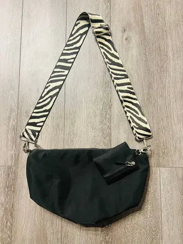 캐쉬캐쉬 나일론 숄더 제브라 패턴 블랙