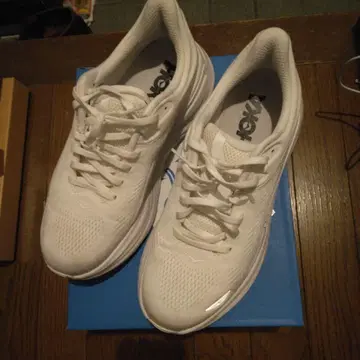 HOKA 화이트 스니커즈