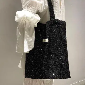 [택 포함 새상품] Uhr 우아 스팽글 토트백 블랙