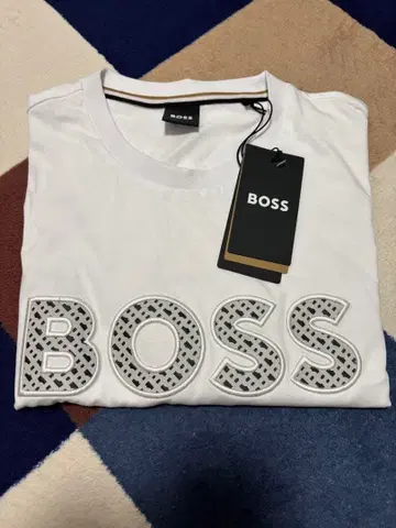 BOSS 화이트 로고 T셔츠 사이즈 M