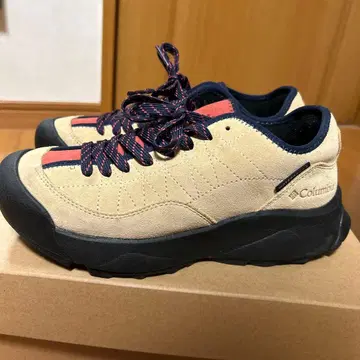 컬럼비아 아웃도어 신발 크림, 베이지 컬러 사이즈 24.0cm