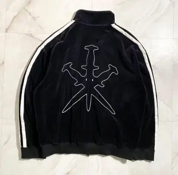 블랙 벨벳 자켓 자수 로고 부착